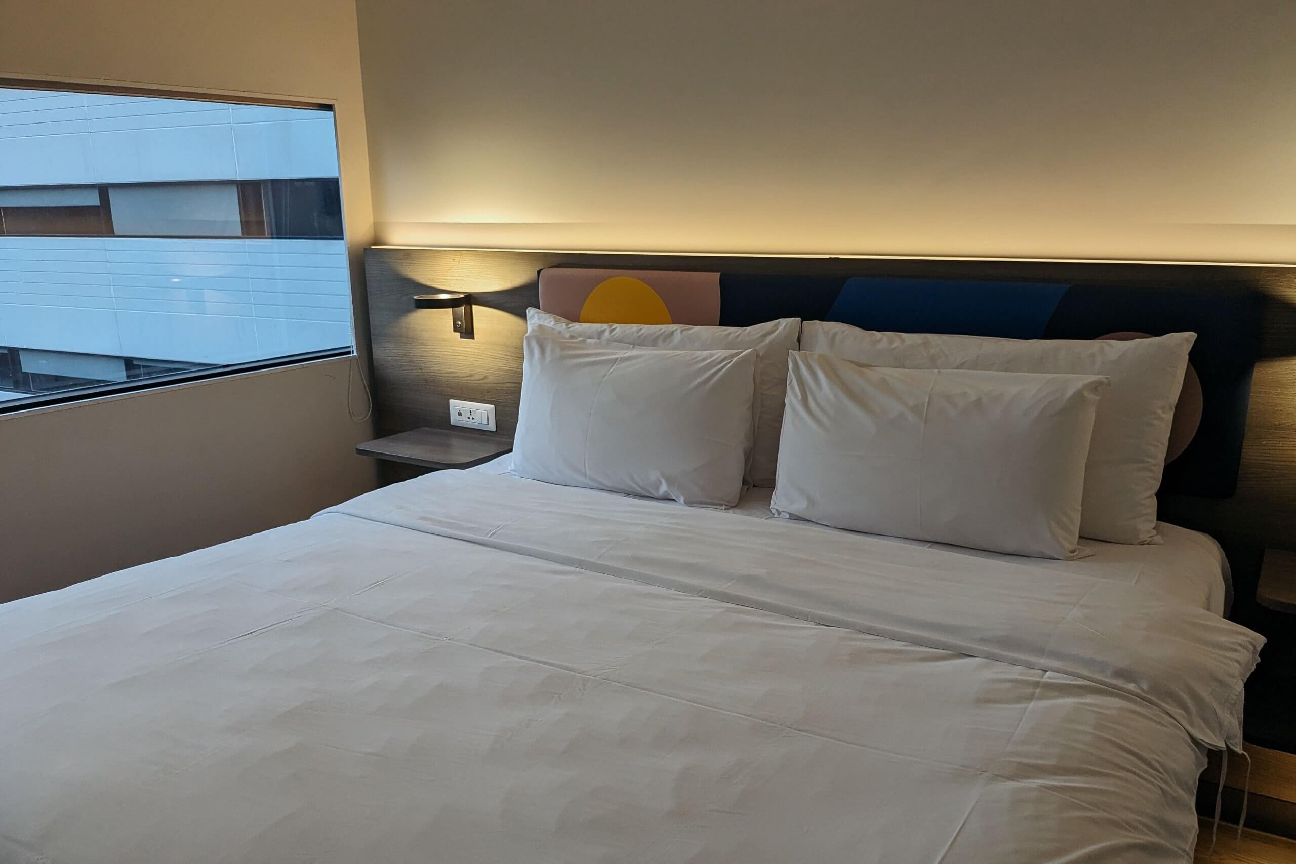 Airbnb Superhost: como se tornar um super anfitrião em 8 passos 7 Cama arrumada com padrão de hotel para hóspedes