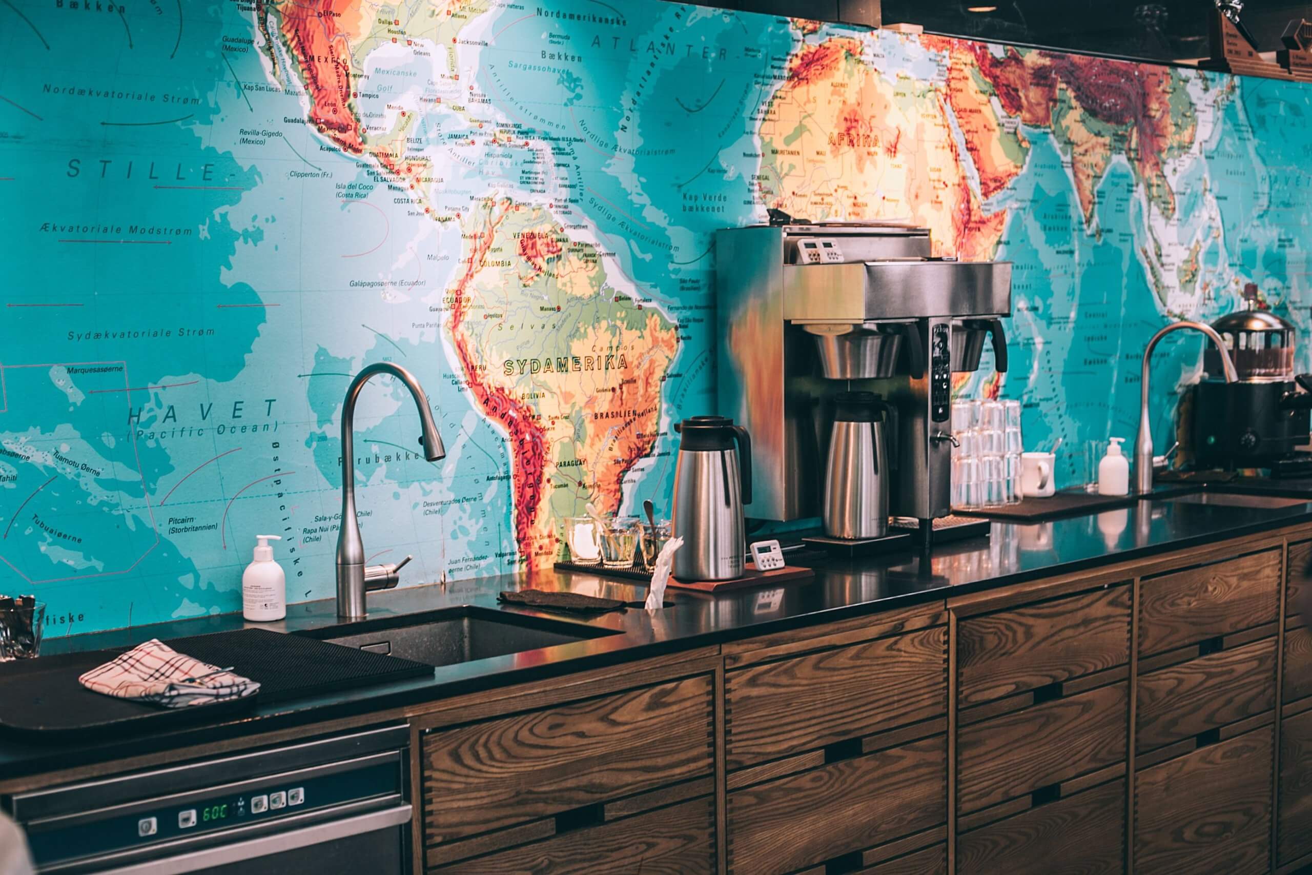 Airbnb Superhost: como se tornar um super anfitrião em 8 passos 14 Cantinho do café preparado para hóspedes do Airbnb