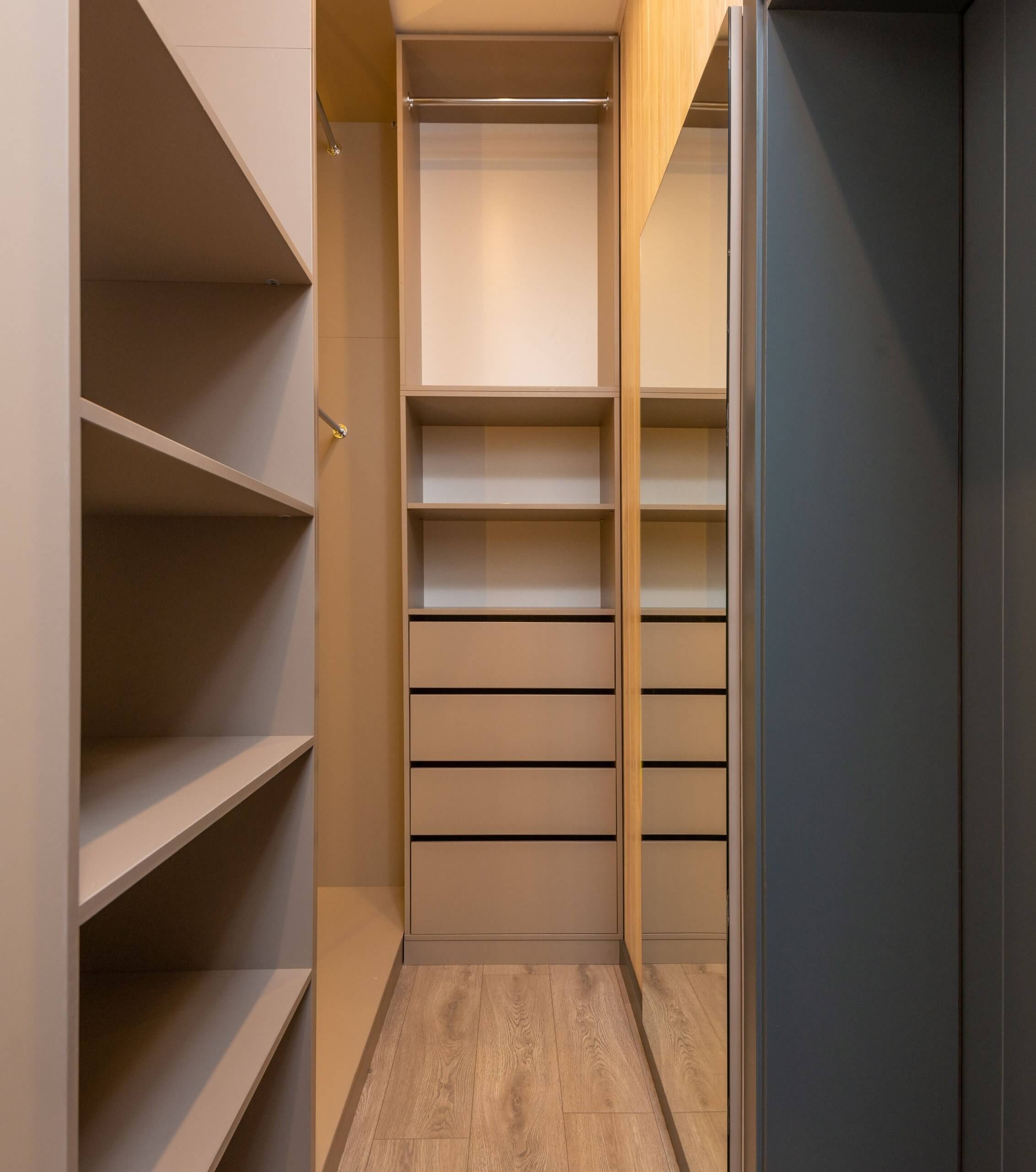 Airbnb Superhost: como se tornar um super anfitrião em 8 passos 10 Closet planejado organizado para hóspedes