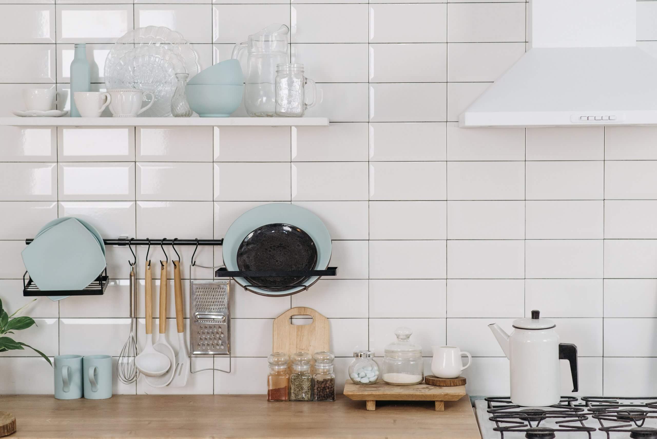 Airbnb Superhost: como se tornar um super anfitrião em 8 passos 13 Cozinha organizada com utensílios, louças e temperos à vista