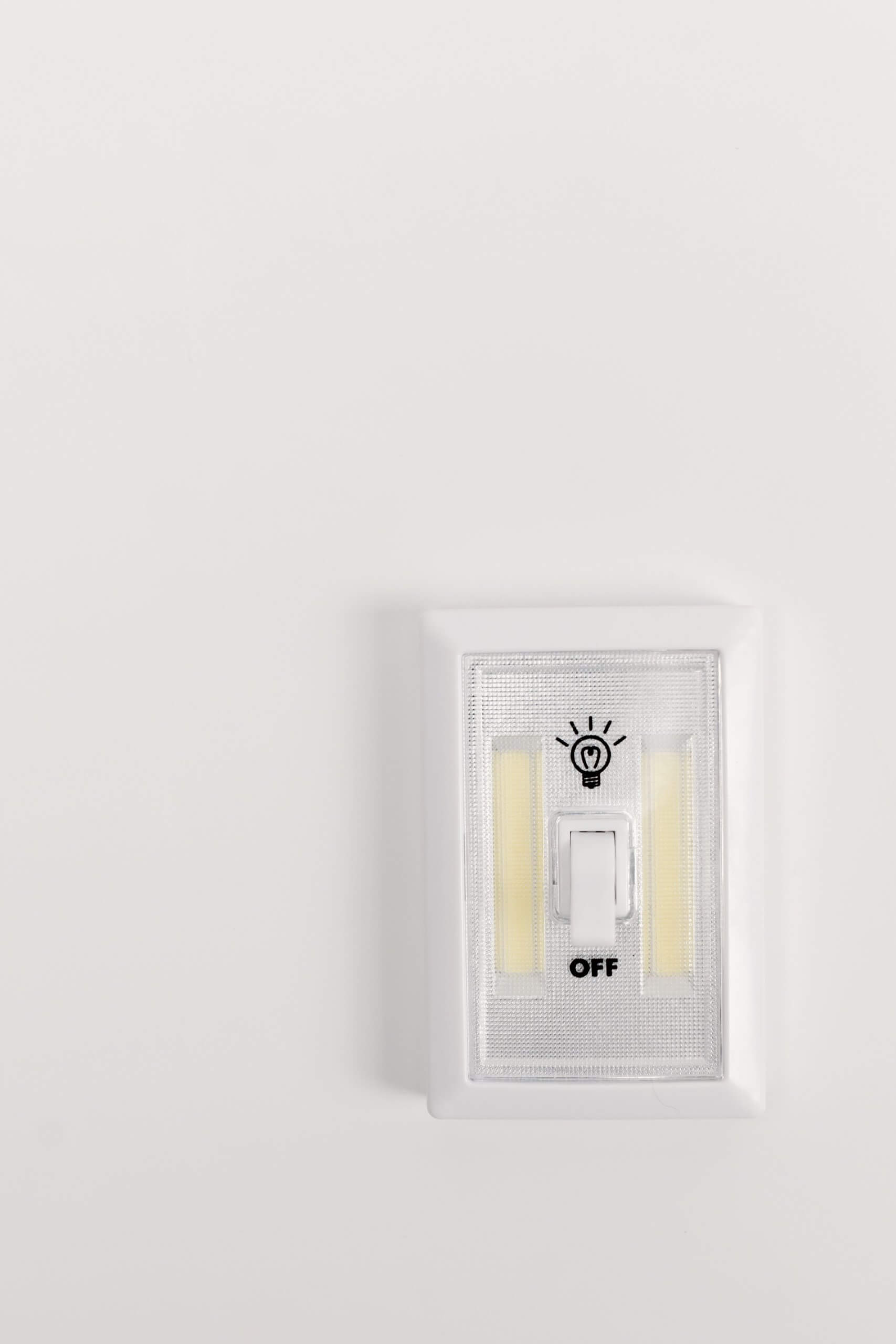 Airbnb Superhost: como se tornar um super anfitrião em 8 passos 4 Interruptor de luz para identificar com etiquetas na casa de hóspedes