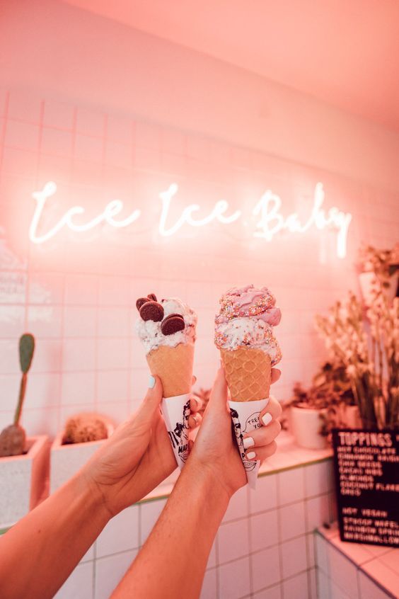 foto em uma sorveteria com iluminação rosa