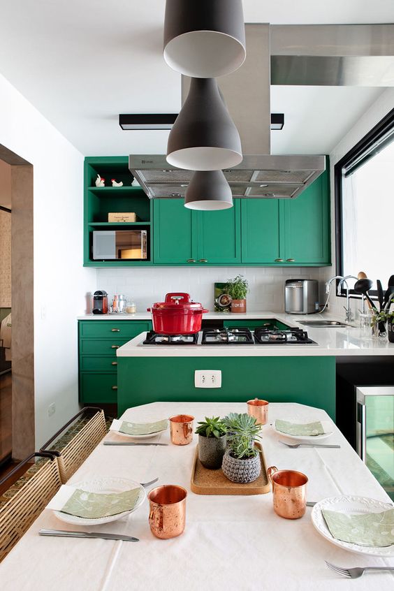 cozinha com armários e pia verde