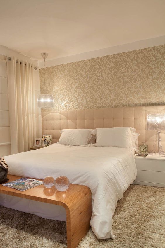 quarto com cama de casal com parede floral e tapete