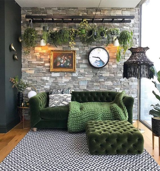 sala de estar com sofá verde e plantas 