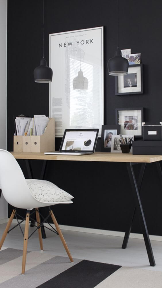 home office no quarto preto com organizador na mesa