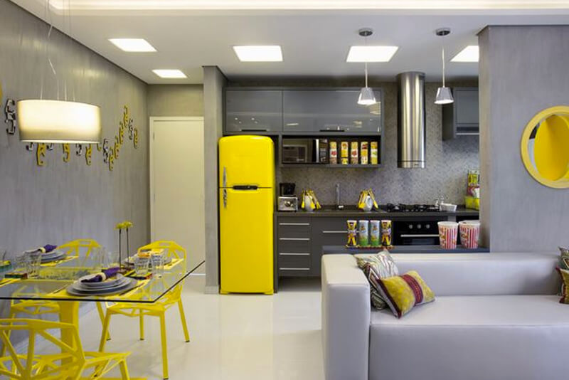 Cozinha integrada amarela