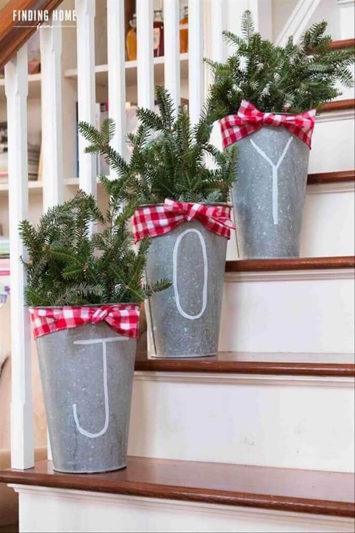 escada decorada natal