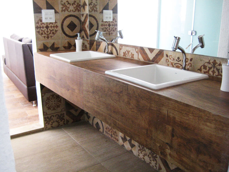 pia banheiro revestida com piso porcelanato madeira - tipo de piso