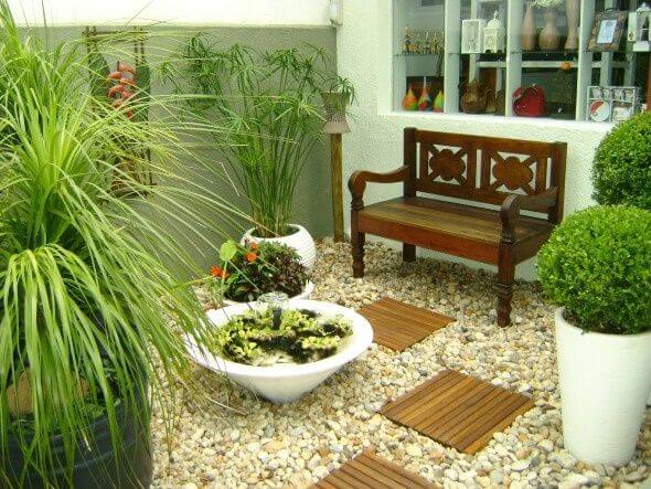 quintal pequeno com jardim e pedras