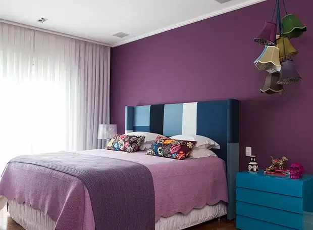 quarto com lavanda e azul turquesa cor do ano