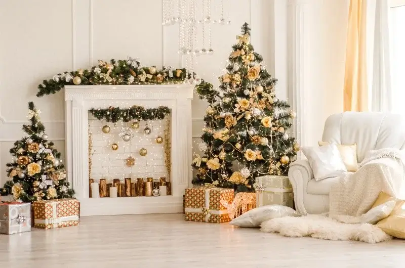 decoração de natal com sala dourada