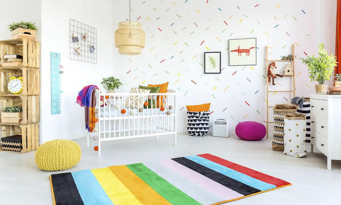 quarto de bebê multicolorido