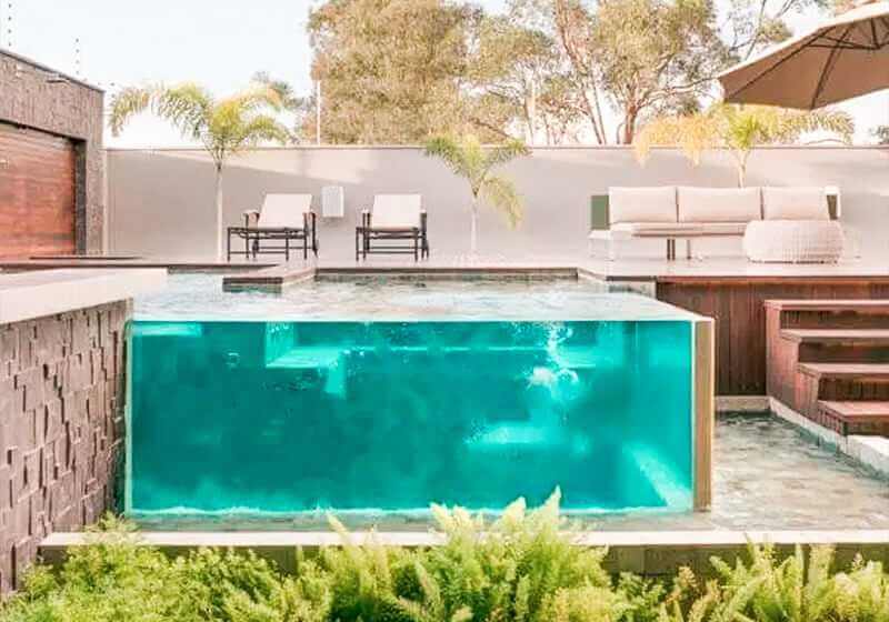 piscina elevada com vidro