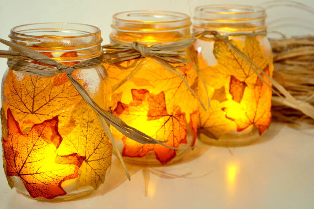 decoração de outono com vasos decorados com folhas