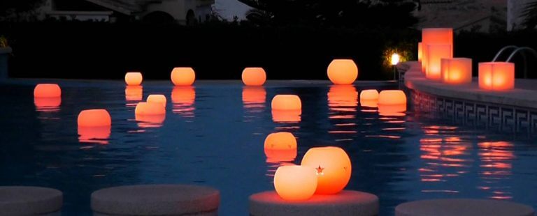 velas flutuantes na piscina
