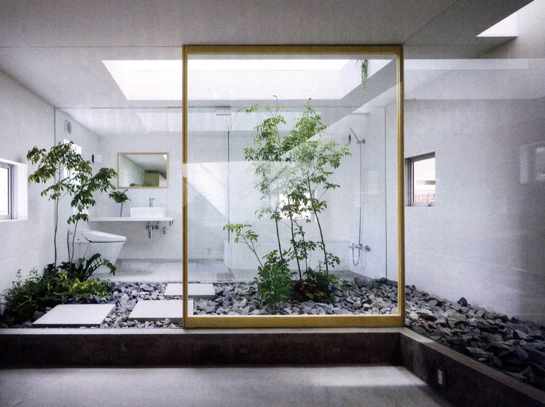 banheiro com jardim interno