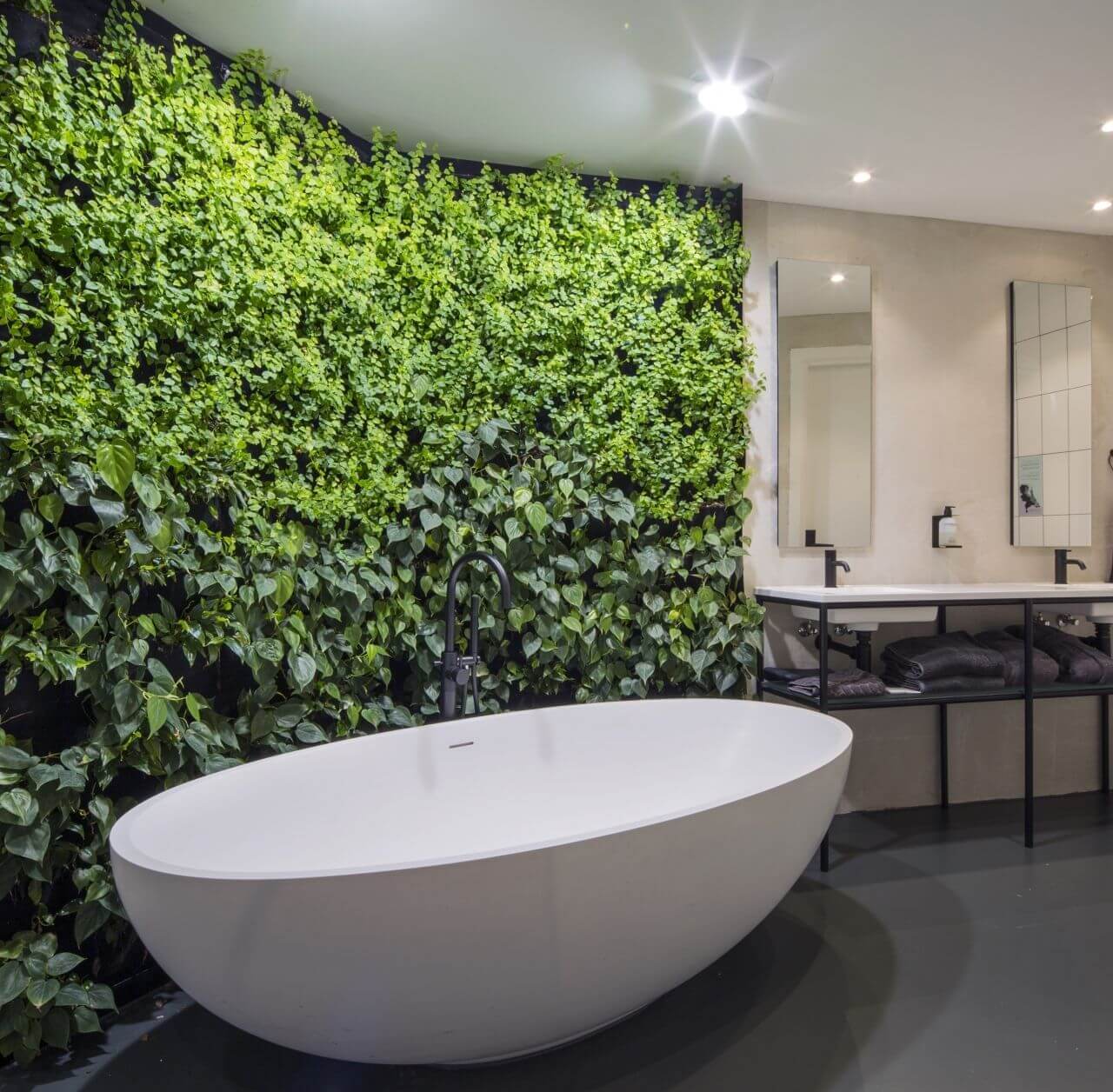 banheiro com jardim e parede verde