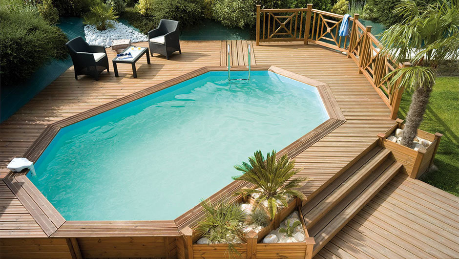 deck de madeira com piscina 