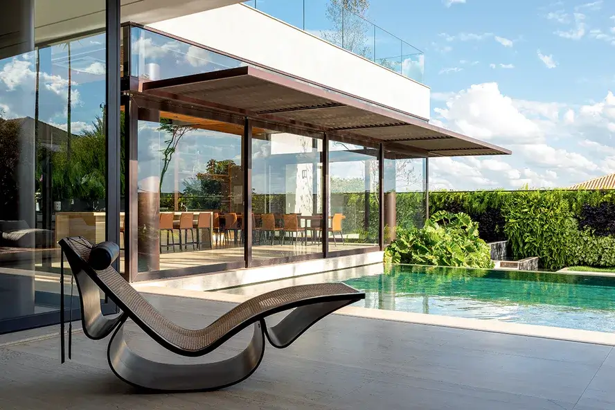 Cadeira de balanço “Rio”, de Oscar Niemeyer, em projeto do escritório Ge Carolo Arquitetura, com paisagismo de Mônica Costa (Foto: divulgação)
