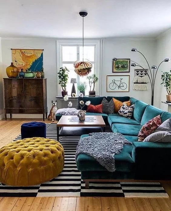 sala de estar com sofá e quadros 