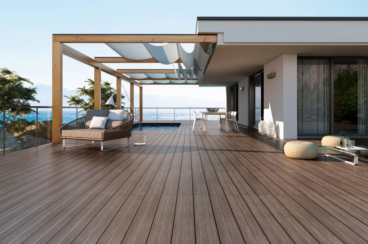 deck de madeira em lounge externo com piscina