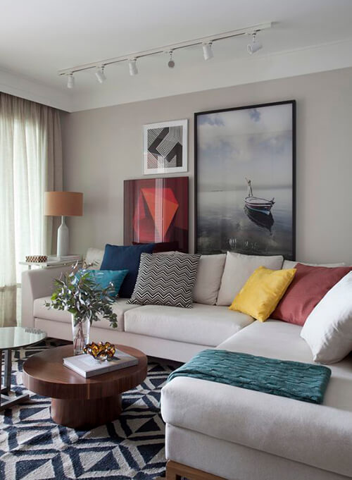 decorar um apartamento alugado - tapete, cortinas e almofadas