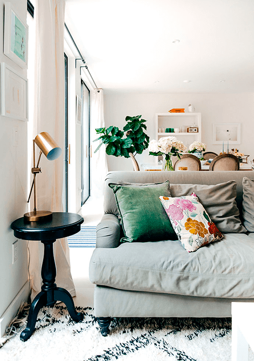 decorar um apartamento alugado - use tapetes, almofadas e cortinas