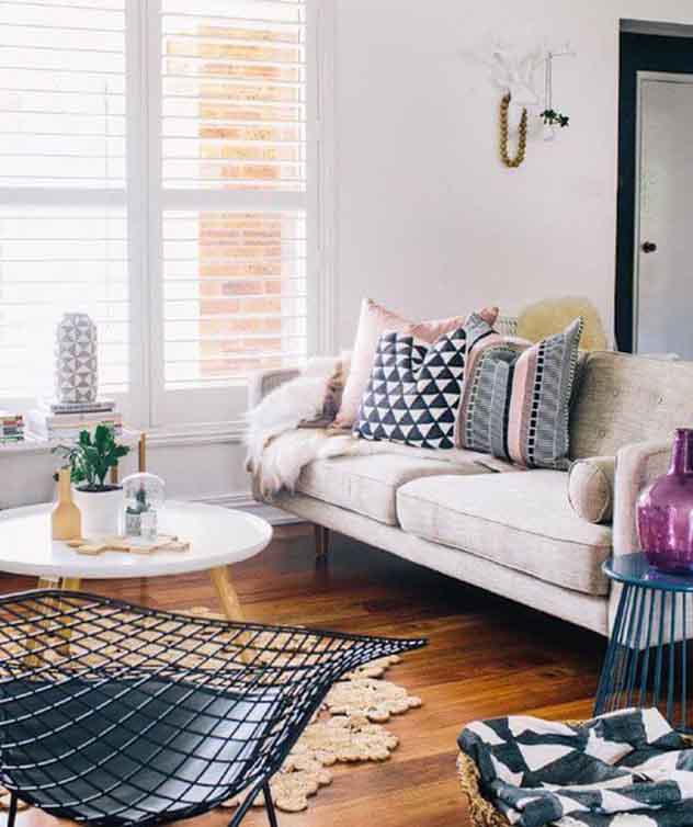 Decoração para sala de estar: use almofadas e tapetes