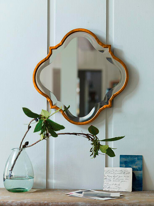espelho vintage com bisote e moldura de madeira