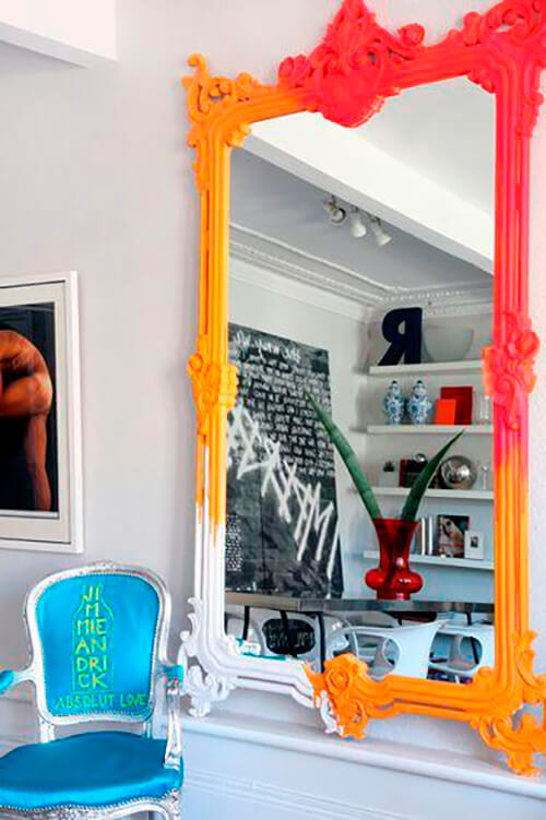 espelho com moldura barroca colorido