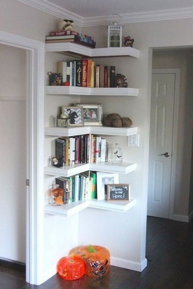decoração com prateleiras e livros, reutilizando espaços pequenos 