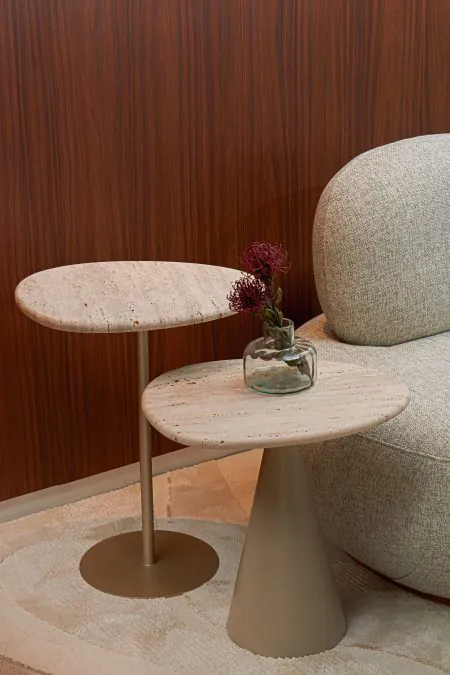 Mesa Lateral Orgânica em Mármore Travertino Blow