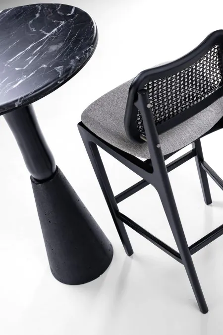 Mesa Alta Bistrô Linne Preta em Mármore