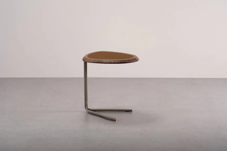Mesa de Apoio Nature_Bronze_tampo borda Nogueira_Fendi