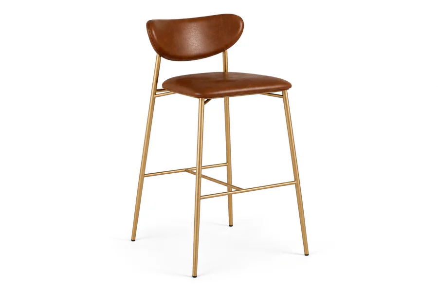 Banqueta Alta Máli com assento e encosto curvo em couro sintético Caramelo, estrutura esbelta em aço carbono pintado e apoio para os pés.