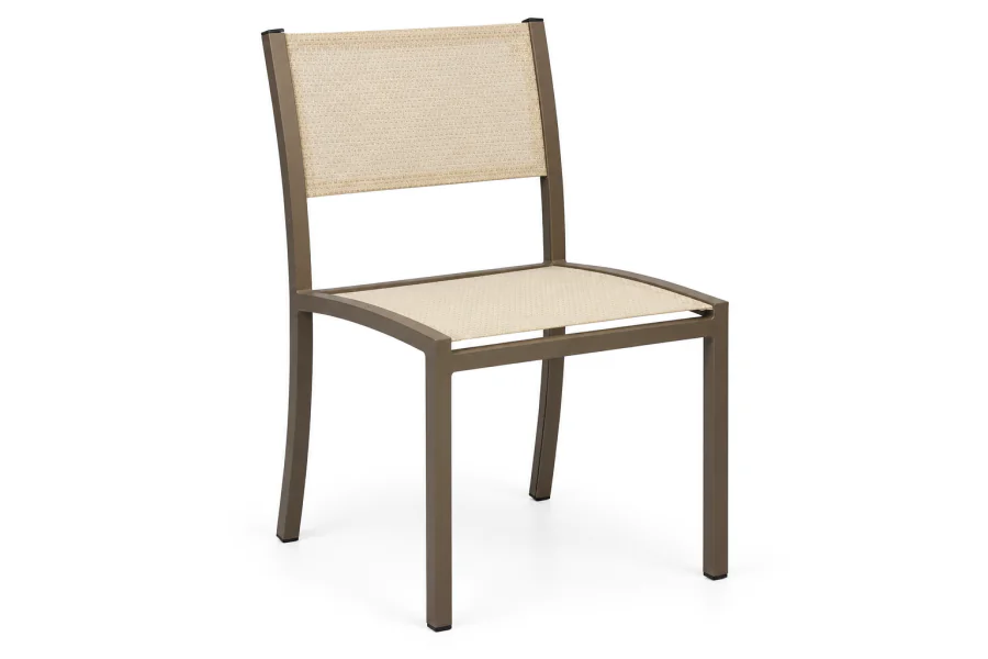 Cadeira Área Externa Belmonte sem braços, com estrutura em alumínio Fendi Fosco, assento e encosto em Tela Sling Bege, vista em perspectiva lateral sobre fundo branco.