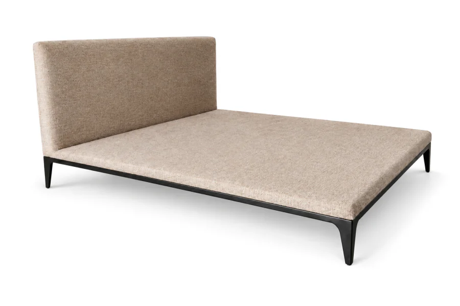 Cama King Size Lunel Cama King Size Lunel estofada em tecido de toque macio no tom Areia, com cabeceira reta e base de metal pintado.