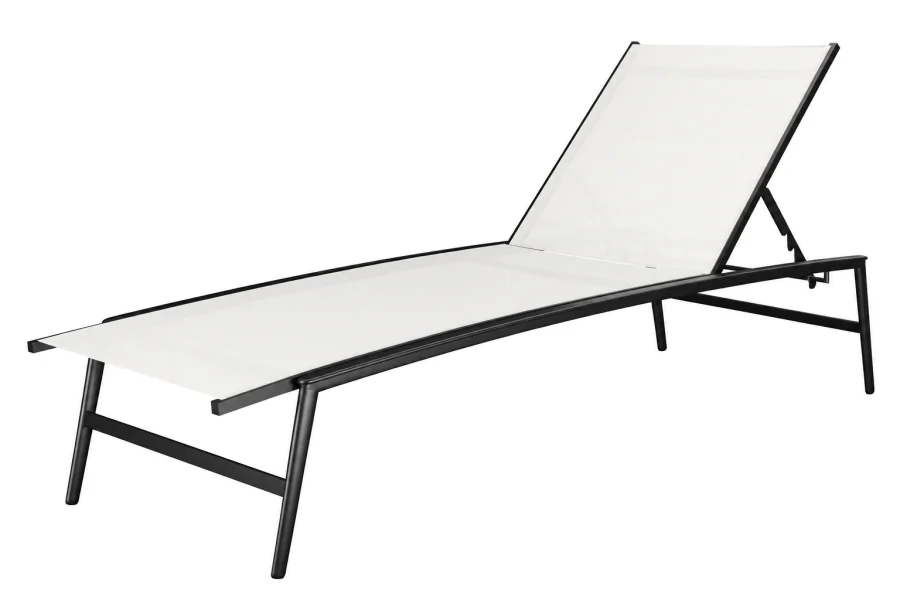 Espreguiçadeira Área Externa Mistral com estrutura em alumínio Preto Fosco, assento em Tela Sling Branco e encosto reclinável, vista em perspectiva com fundo branco.