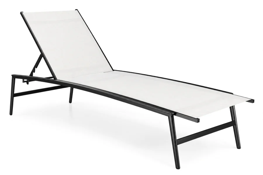 Espreguiçadeira Área Externa Mistral com estrutura em alumínio Preto Fosco, assento e encosto reclinável em Tela Sling Branco, vista lateral em fundo branco.