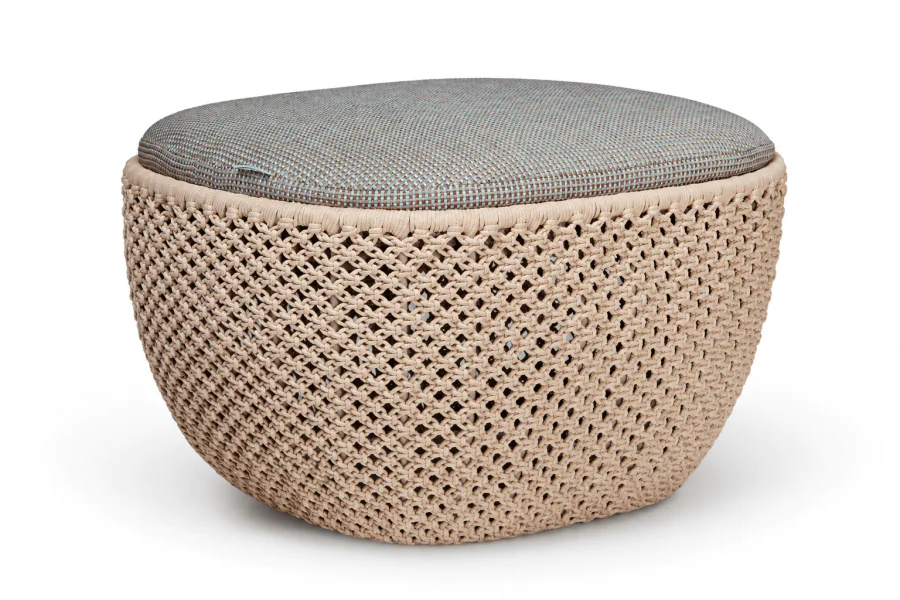 Puff Área Externa Piatã, design de Sérgio Matos, com estrutura em alumínio Fendi, trama artesanal em corda náutica Areia e assento estofado em tecido Quaker mesclado, sobre fundo branco.