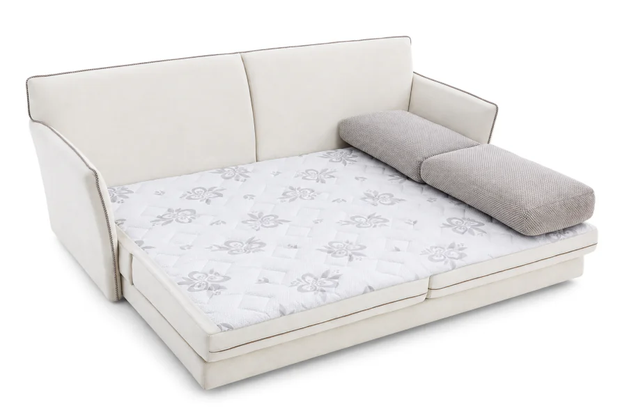 Sofá Cama Betzra aberto na função cama, revestido em linho branco, com colchão e almofadas em Chevron Cinza e Off White.