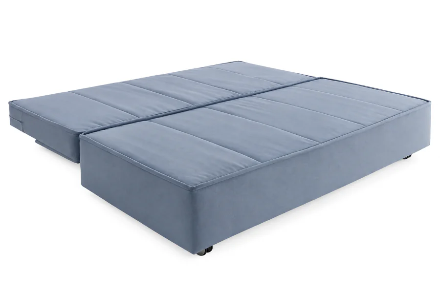 Sofá Cama Jéssia aberto na função cama, revestido em tecido azul, com superfície ampla e mecanismo retrátil.