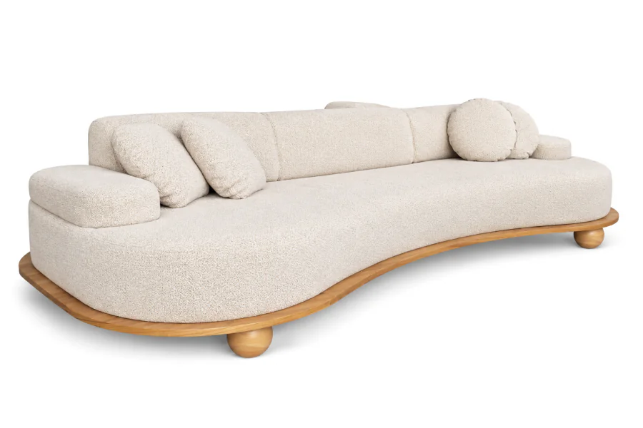 Sofá Curvo Orgânico Carvalho Sofá Curvo Orgânico Carvalho em bouclé Off White, com design assinado por Theo Egami, base curva em MDF laminado Freijó e pés em madeira natural.