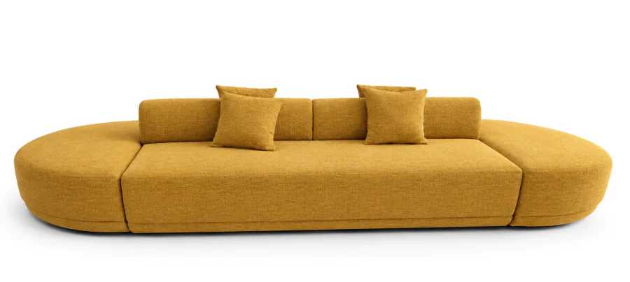 Sofá Ilha Modular Sereno em tecido tramado Mostarda, com design orgânico, extremidades curvas, encosto fixo e almofadas soltas.