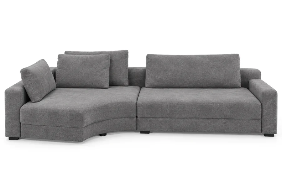 Sofá Modular com Chaise Módena em tecido Cinza, vista frontal com chaise, assentos amplos e almofadas de encosto soltas