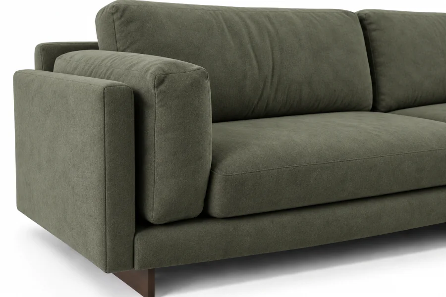 Detalhe do Sofá Nácar em tecido de toque em suede Verde Oliva, destacando a textura do revestimento, almofadas soltas e acabamento dos braços.