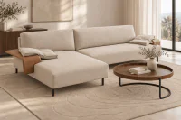 Sofá com Chaise Francis em linho Bege Mesclado, braços em couro natural Caramelo e base preta, ambientado em sala de estar contemporânea com tapete bege de desenho orgânico e mesa de centro redonda em madeira.
