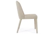 Cadeira de Jantar Estofada Évora em vista lateral, com encosto inclinado, assento estofado e pés revestidos em Linho Bege, de design contemporâneo.