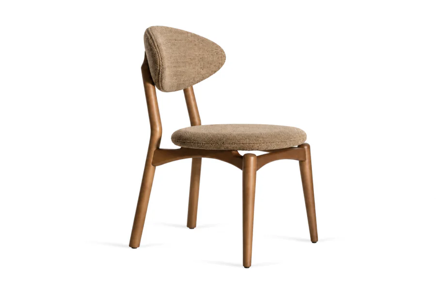 Cadeira de Jantar Rocca sem braços, com estrutura em madeira Tauari na tonalidade Nogueira, assento e encosto estofados em linho Bege, design contemporâneo com linhas curvas, vista lateral voltada para a direita e fundo branco.